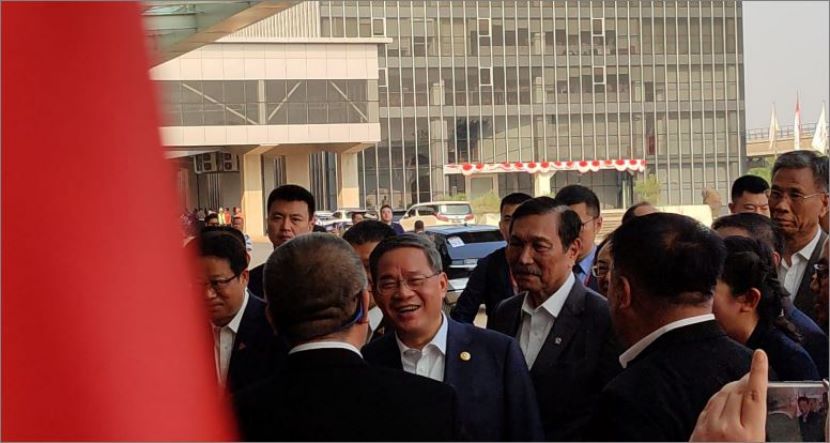 李强由卢胡特及交通部长陪同试乘雅万高铁