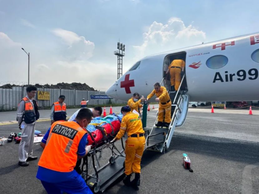 莫罗瓦利冶炼厂事故中国伤者乘专机回国救治