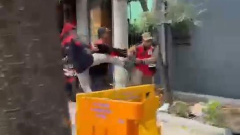 印尼罢工工人殴打公务人员和过路司机