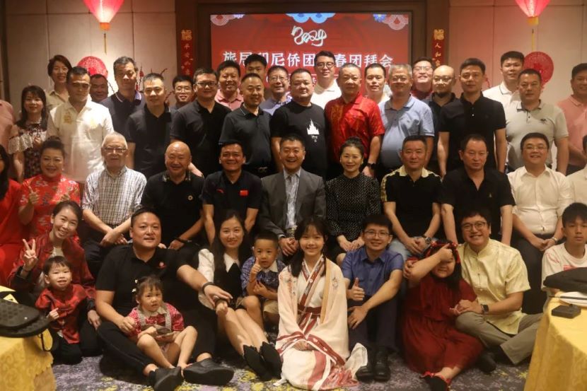 陆慷大使夫妇出席侨团新春团拜会