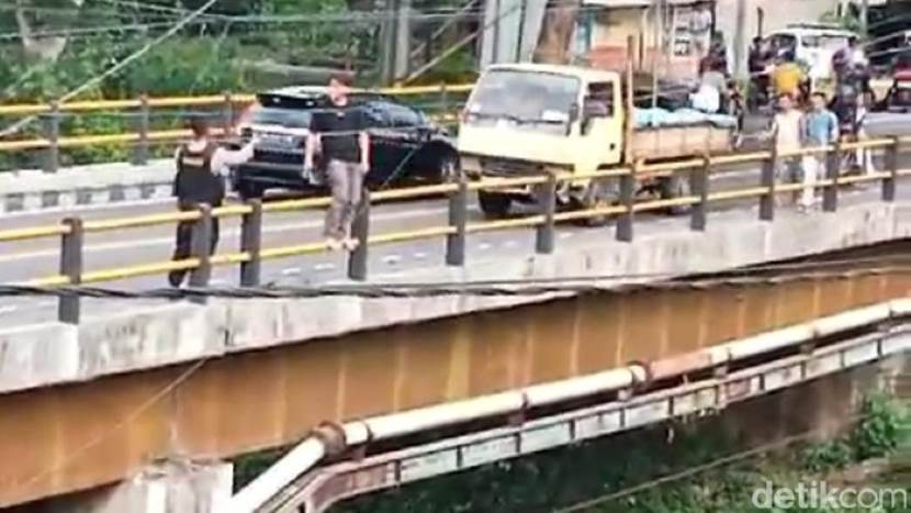 台湾男同胞爬上巴厘岛大桥寻死被解救