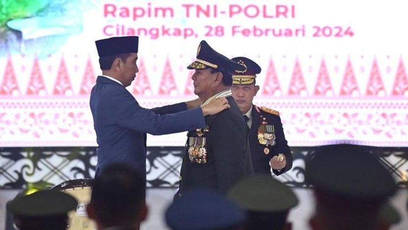 佐科亲自晋升普拉博沃为国军荣誉将军