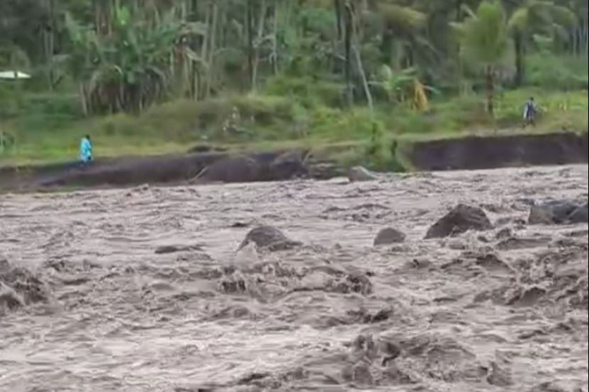 多名中国游客为何被困在东爪哇景区内