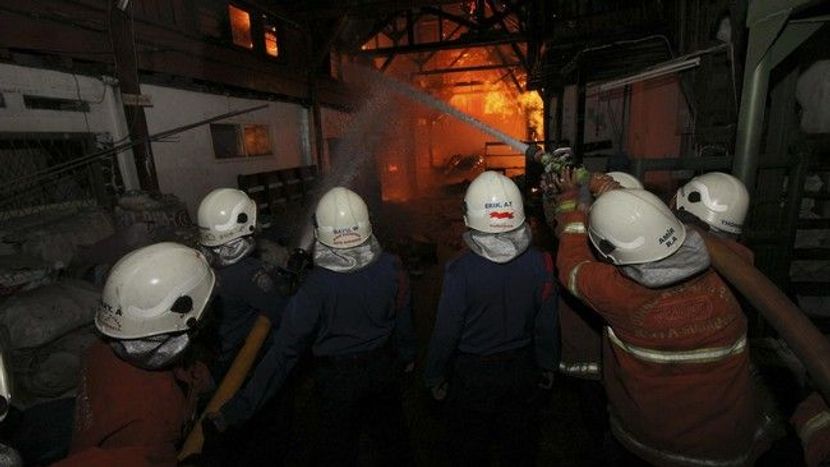 Lazada西雅加达仓库火灾出动十七辆消防车