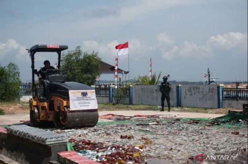 印尼海关销毁价值102亿盾的非法货物