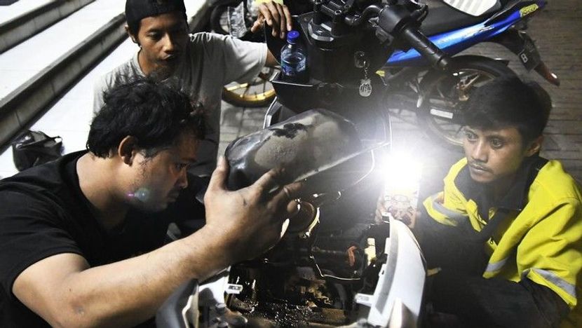 勿加泗油站汽油掺水导致多车抛锚