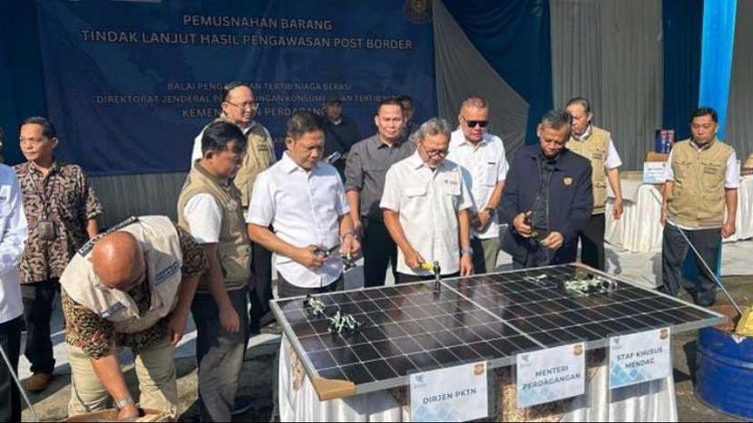 印尼贸易部长销毁价值93亿盾的11种非法进口商品
