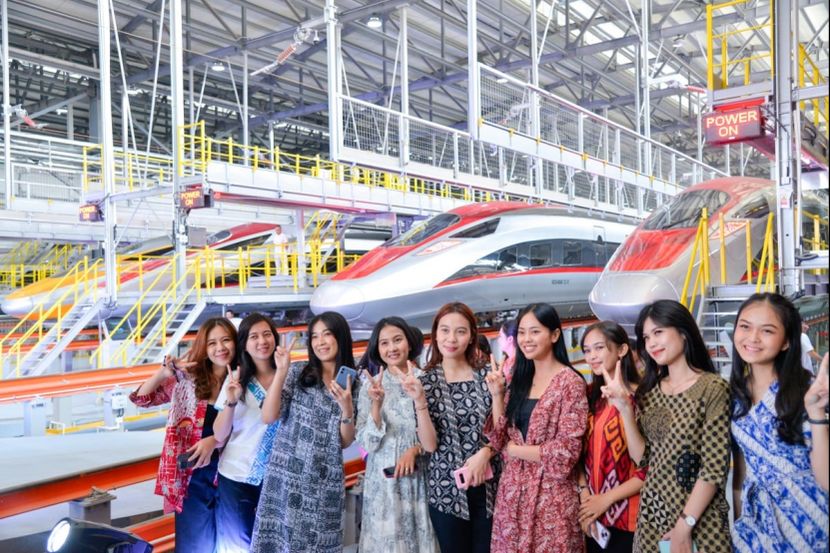 佐科要求加快推进雅万高铁延至泗水项目