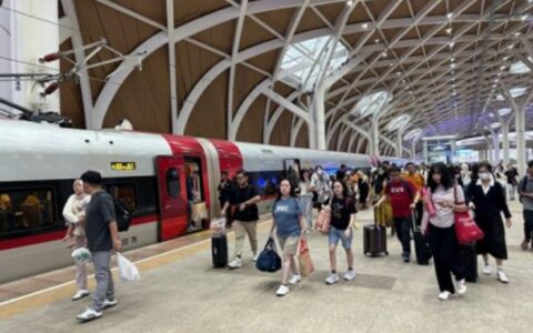 万隆居民假期乘雅万高铁到雅加达游玩