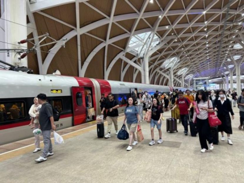 万隆居民假期乘雅万高铁到雅加达游玩