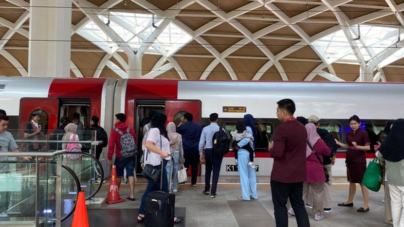 雅万高铁宰牲节客流高达2.1万人