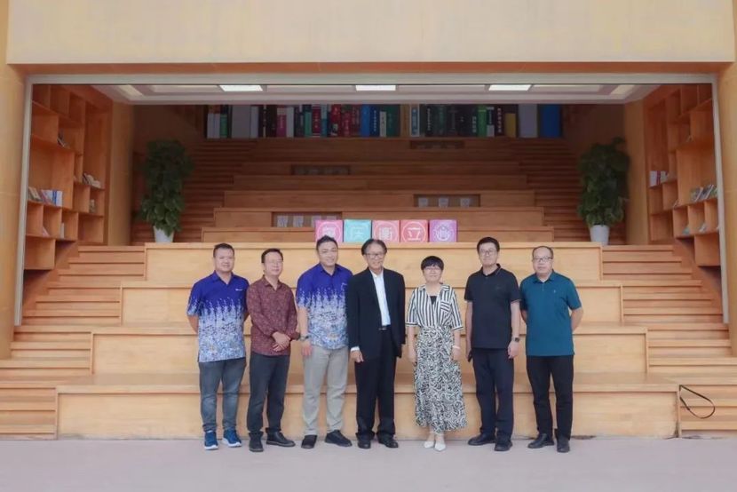 千岛王掌柜陪同印尼建国大学代表团访问中国