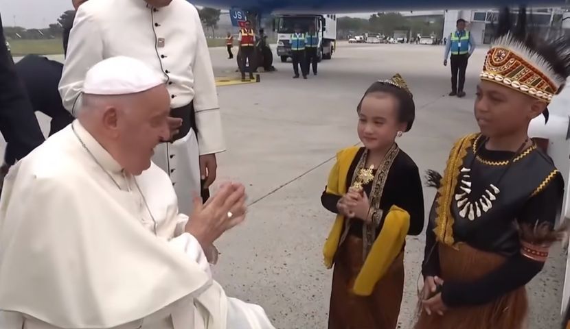 天主教皇的俭朴与亲和，感动印尼