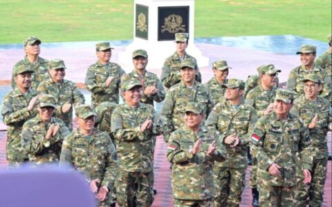 普拉博沃新内阁团建加强部门合作