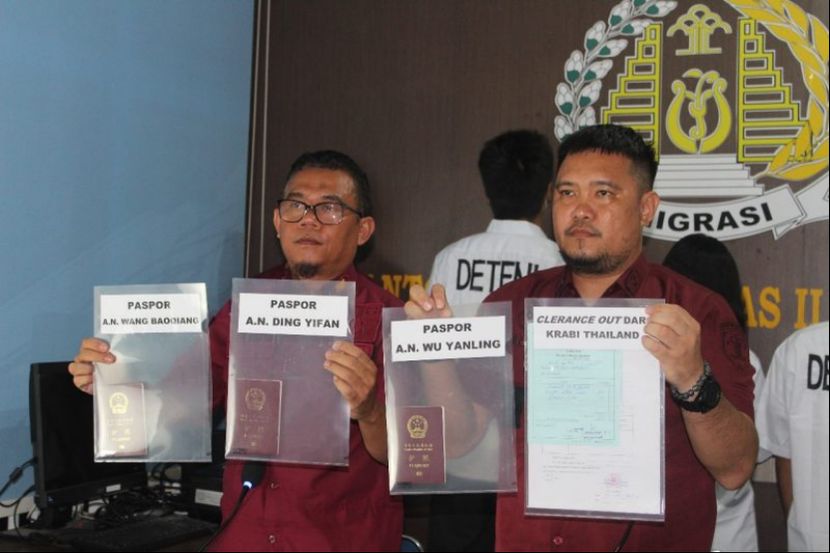 多名持有合法签证的中国同胞被驱逐出境