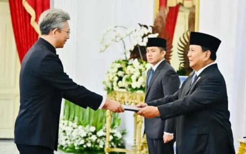 王鲁彤大使向普拉博沃总统递交国书