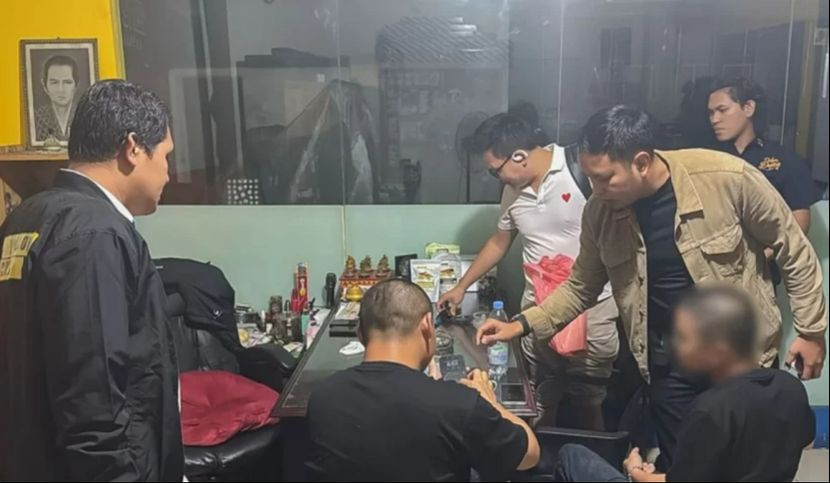 过关夹钱的两中国男子将被遣返回国