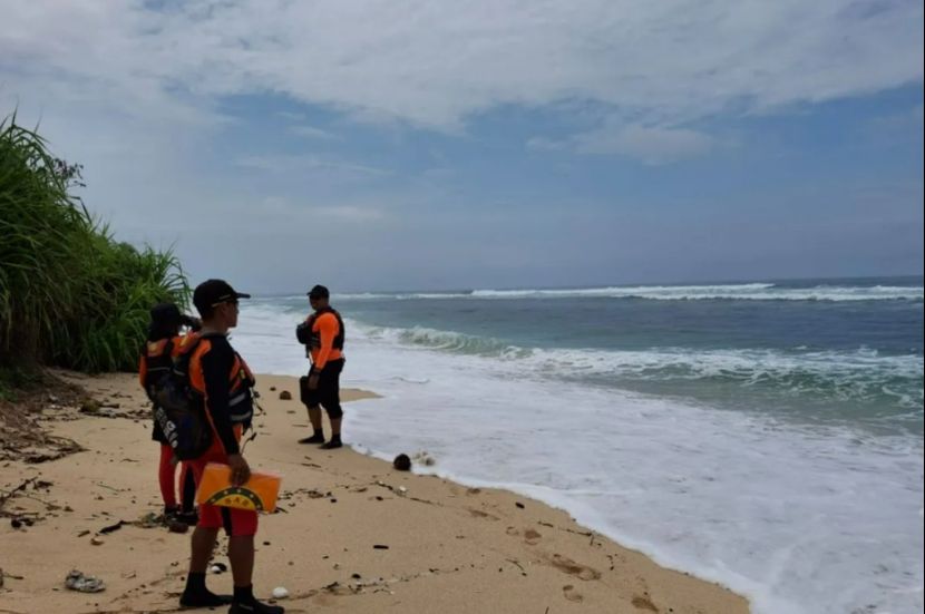 中国同胞巴厘岛海滩被海浪卷走