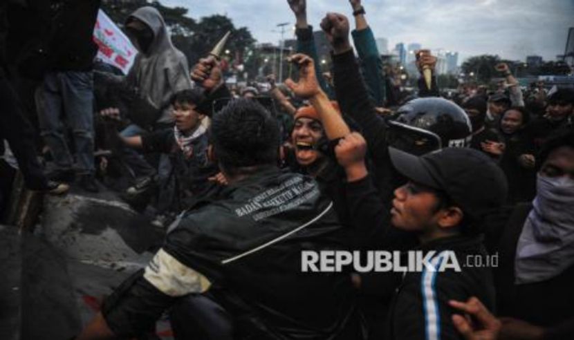 印尼多地爆发打砸抢烧造成伤亡