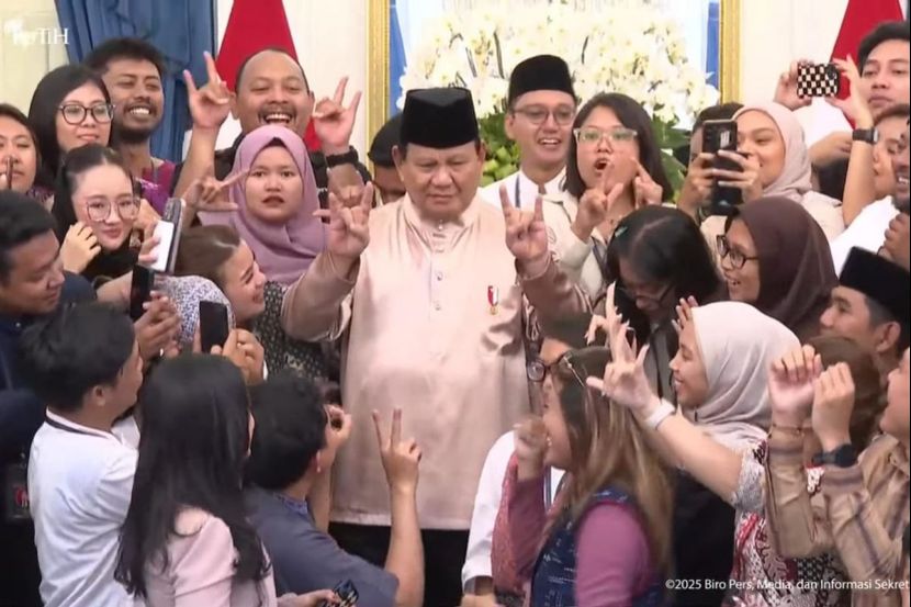 普拉博沃在总统府接待参观民众