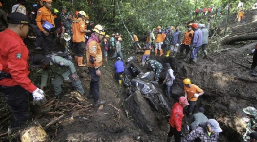 东爪哇山体滑坡致车辆被埋10人遇难