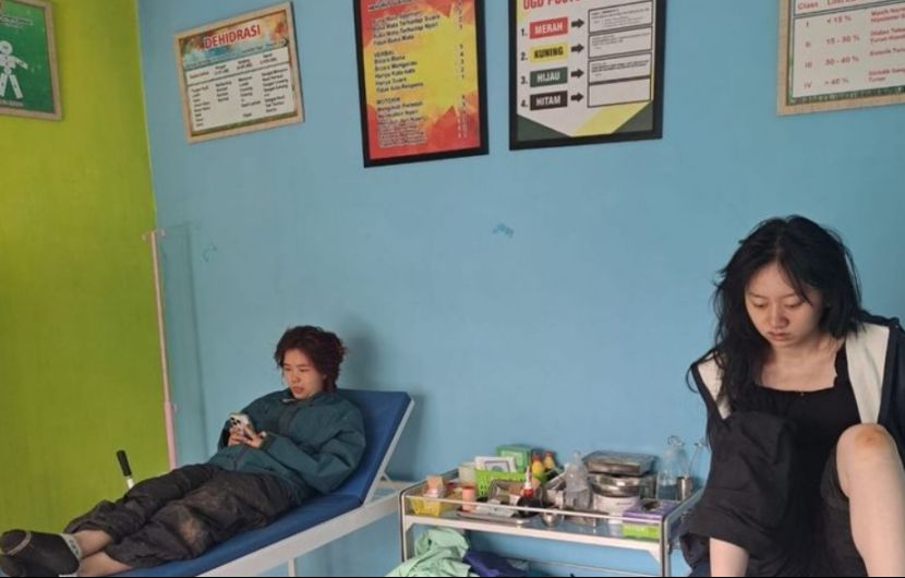 一含中国游客的旅游车辆坠入六十米深峡谷