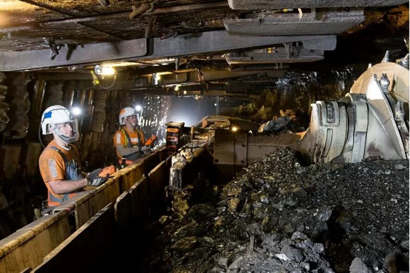 中国劳工在隧道工作时不幸身亡