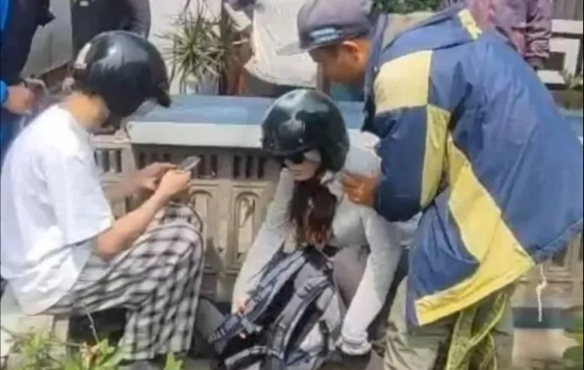 中国游客驾驶车辆失控冲出道路