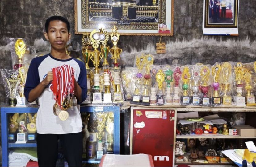 印尼东爪哇一贫困少年屡获奖项被名校录取