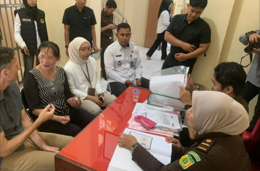 女同胞因在印尼市场做这事被逮捕驱逐