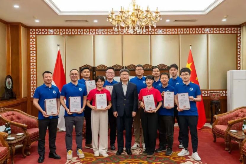 驻印尼使馆为领事协助志愿者颁发证书