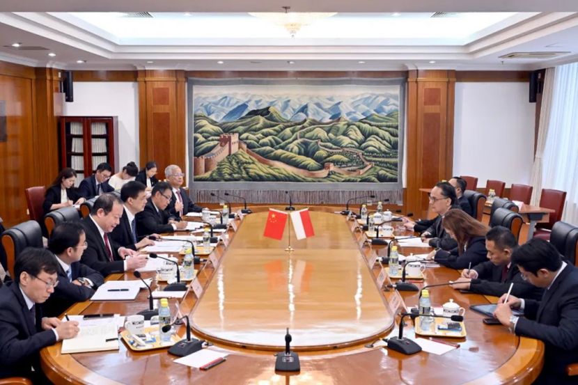 中印尼讨论雅万高铁延长线项目合作