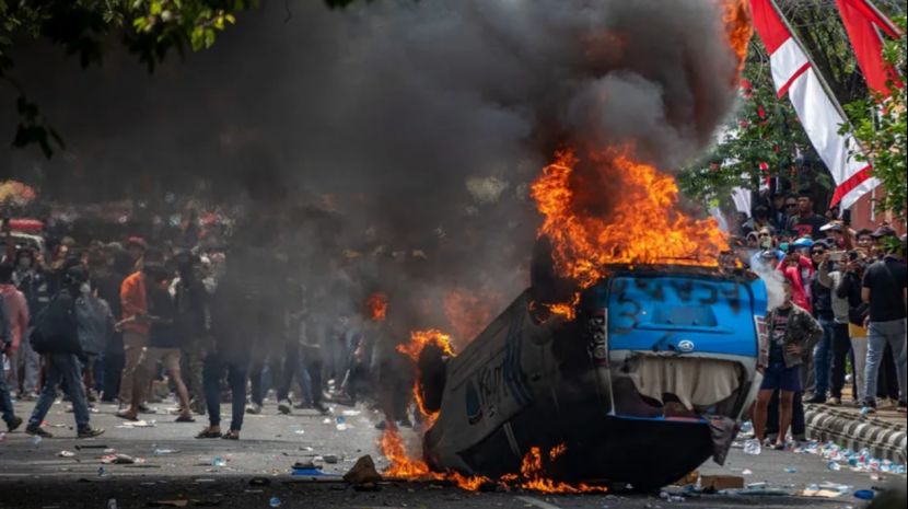 印尼大规模流血骚乱已致三死数十人受伤