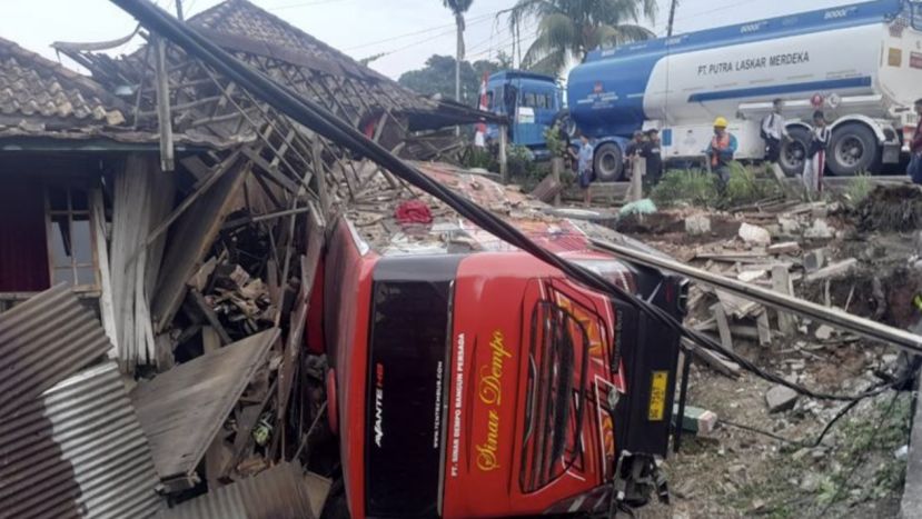 中国公民在印尼大巴事故中受伤！司机疲劳驾驶