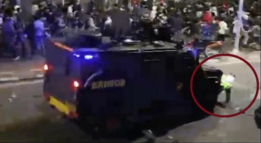 印尼网约摩的司机竟被警察装甲车活活碾死