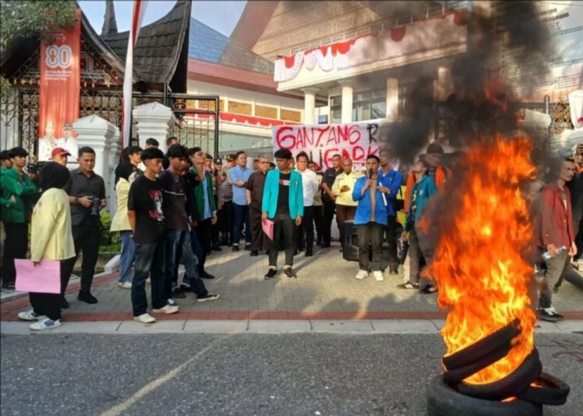 印尼劳工权益争议，学生抗议雇佣无证外籍劳工