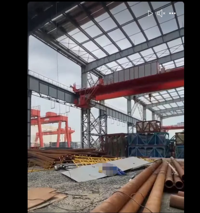 中国劳工不幸从厂房棚顶摔落地面