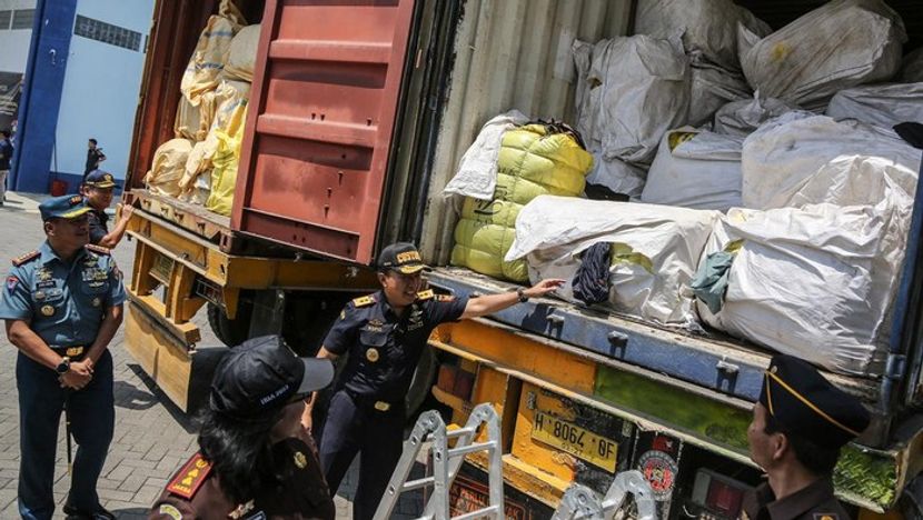印尼联合执法组查获非法进口二手服装