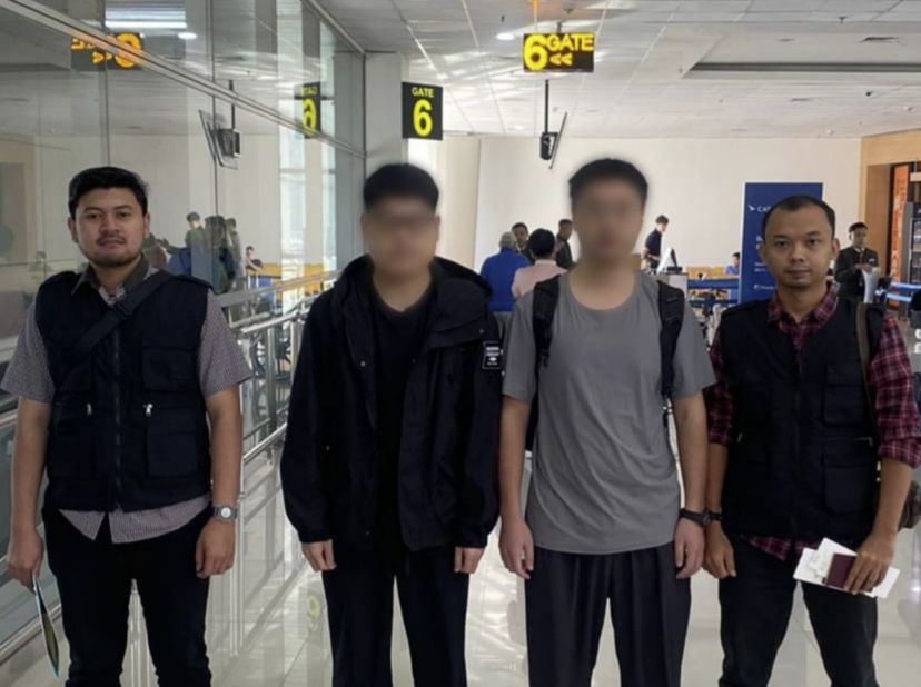 两名中国男子被移民局驱逐出境