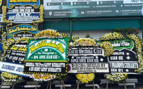 资深华裔经济学家举行军事告别遗体仪式