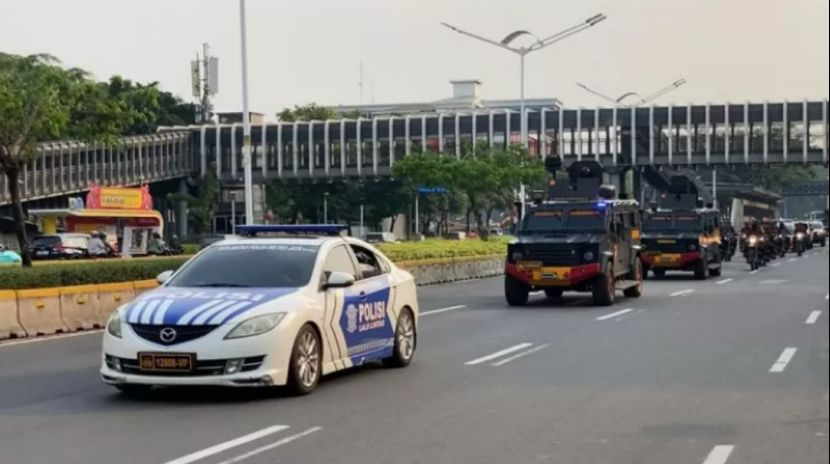 印尼军警联合巡逻保障社会稳定