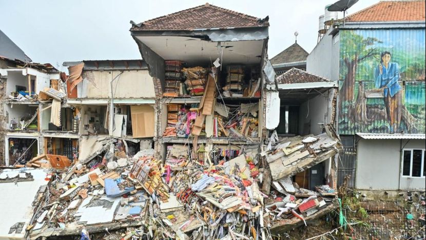 巴厘岛严重洪灾已致13死10失踪