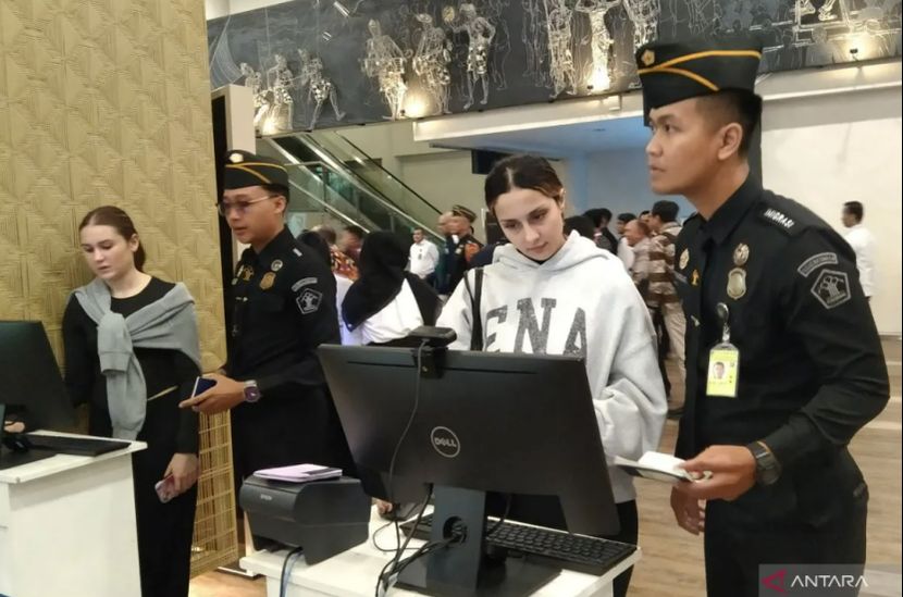 巴厘岛机场设十台电脑方便填写入境申报