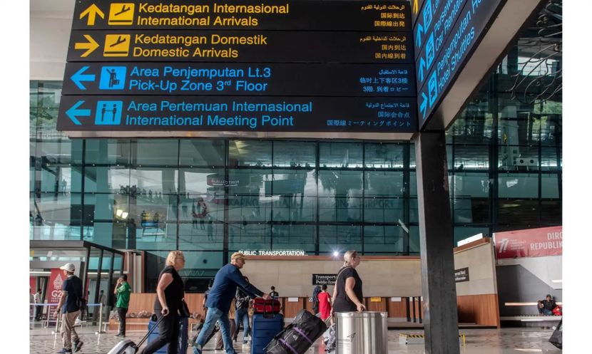 两中国公民因飞机上这事被拒绝入境