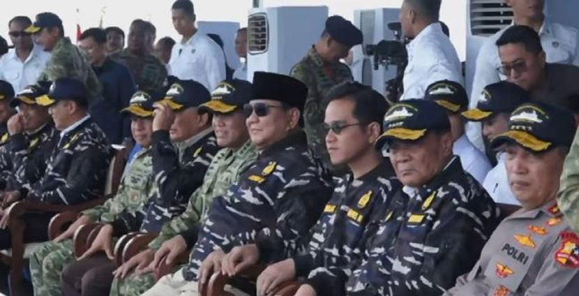 普拉博沃检阅印尼海军舰艇