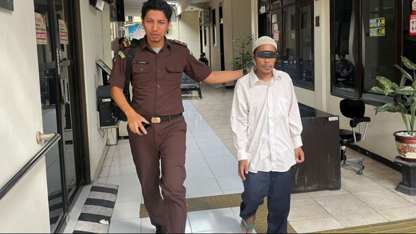 拾荒男要求未成年女儿接受五旬邻居性侵