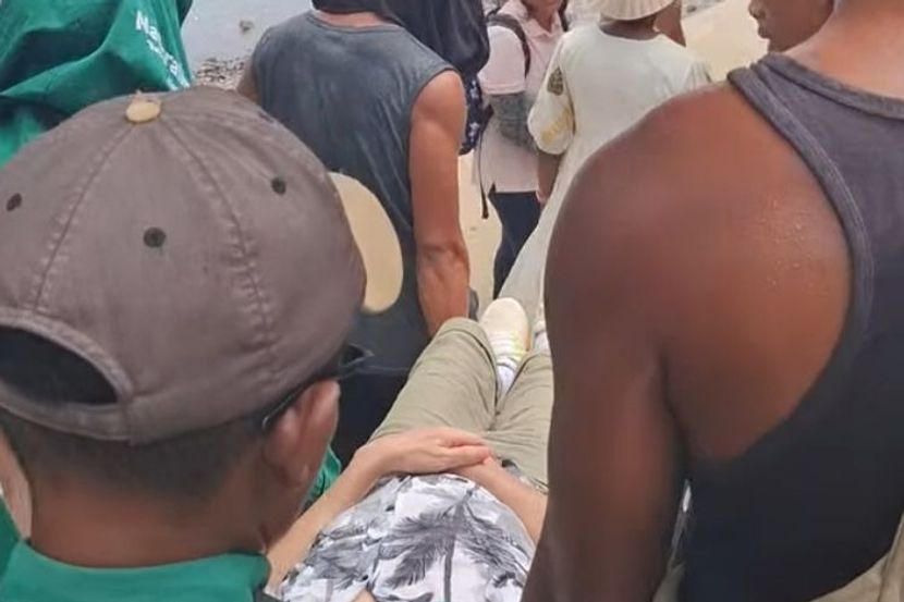 中国游客在科莫多国家公园突感身体不适被抬离