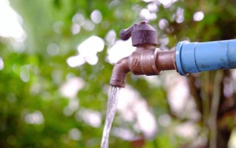 雅加达居民抗议PAM水费上涨100%