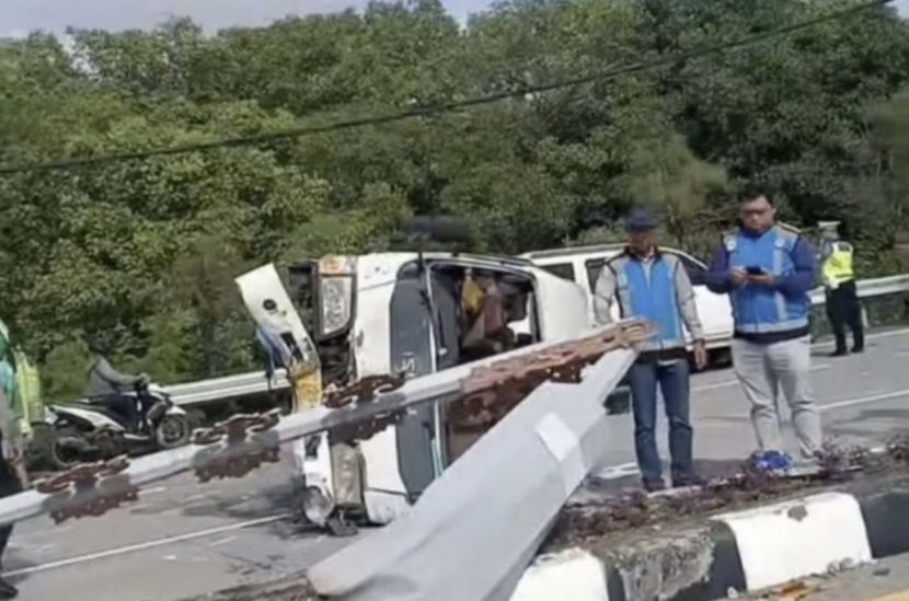 13名中国游客巴厘岛高速车祸受伤