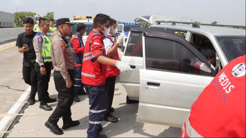 印尼高速路一家四口停车路边离奇死亡